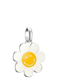Ciondolo d'argento a forma di fiore con petali bianchi e un centro giallo sorridente. Texture liscia con finitura lucida; anello per fissaggio nella parte superiore.
