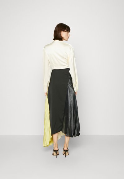 Victoria Beckham LONG SLEEVE PLEATED DRESS - Galajurk - multi