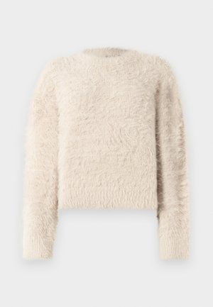 Sweater boje krem, s mekanom, pahuljastom teksturom, okruglim izrezom i dugim rukavima. Dizajniran s blago skraćenim krojem i opuštenom siluetom.