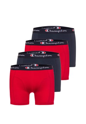 Vier Paar Herren-Boxershorts in abwechselndem Rot und Dunkelblau, jeweils mit einem schwarzen Bund, der das Champion-Logo in Weiß und Rot zeigt.