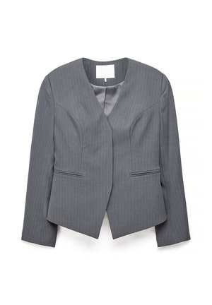 Blazer gris pour femme avec fines rayures discrètes, manches longues, encolure en V, et deux poches passepoilées à l'avant, présenté à plat sur un fond blanc.
