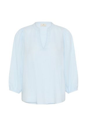 Blouse bleu clair avec manches longues bouffantes, décolleté en V et col rond sur fond blanc.