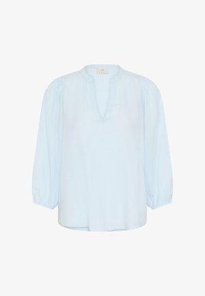 Blouse bleu clair avec manches longues bouffantes, décolleté en V et col rond sur fond blanc.
