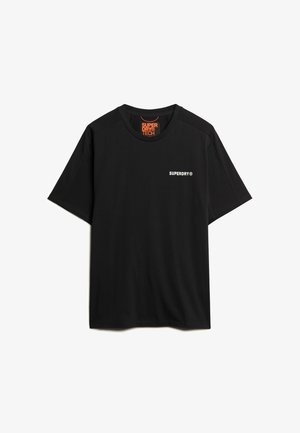 Maglietta nera a maniche corte realizzata in misto cotone. Presenta un colletto rotondo e un piccolo logo bianco "SUPERDRY" sul fronte.