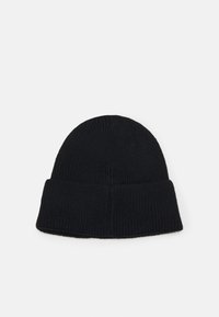 Gorro de punto negro con puño doblado, que presenta una textura de canalé vertical y un ajuste ceñido, sobre un fondo blanco liso.