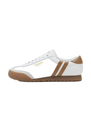 Zapatos deportivos blancos con acentos de color marrón claro, suela de goma plana, punta texturizada y diseño de tres rayas en el costado. Detalle de logo dorado visible.