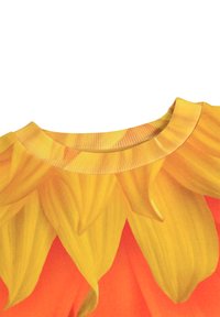 Rövidujjú póló kerek nyakkal, élénk napraforgó mintával sárga és narancssárga árnyalatokban, sima anyagból készült.