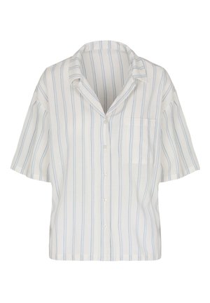 Camisa blanca de manga corta con botones, con rayas verticales azul claro y un solo bolsillo en el pecho.