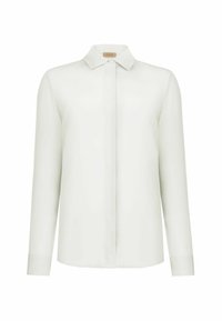Witte blouse met lange mouwen, verborgen knopen aan de voorkant en een klassieke kraag, gepresenteerd op een effen achtergrond.