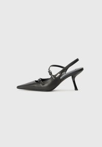 Mustat nahkaiset slingback-korkokengät, joissa on terävä kärki, hoikka korko ja koristeellinen solkityyny varpailla. Tasainen pinta ja tyylikäs muotoilu.