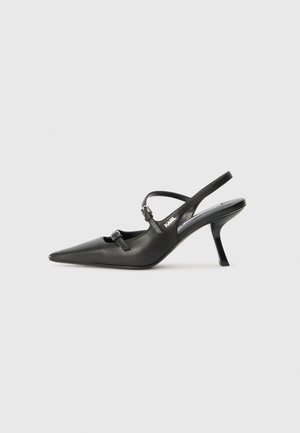 Mustat nahkaiset slingback-korkokengät, joissa on terävä kärki, hoikka korko ja koristeellinen solkityyny varpailla. Tasainen pinta ja tyylikäs muotoilu.