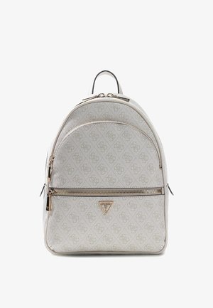 Sac à dos Guess beige clair avec motif monogramme, fermeture éclair dorée, poche avant et poignée supérieure sur fond blanc.