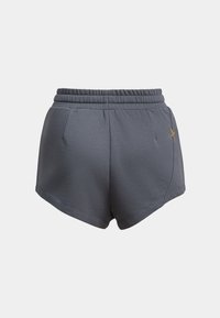 Shorts atletici grigi con una texture morbida, vita elastica, tasche laterali e un accento di logo giallo a contrasto sul retro.