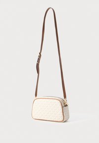 Kreemivärvi ristiülekande kott, millel on peen monogrammimuster, pruuni nahkseid strap, kuldse riistvara ja ümmargune kuju koos aktsentõmblustega.
