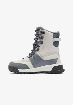 Białe i szare wodoodporne buty z teksturowanym wykończeniem, z teksturowanym kołnierzem, metalowymi akcentami oraz wytrzymałą czarną podeszwą.