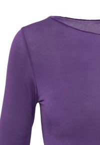 Paarse langemouwen top met een ronde hals. Gemaakt van zachte stof, met een gladde textuur en een aangesloten silhouet.