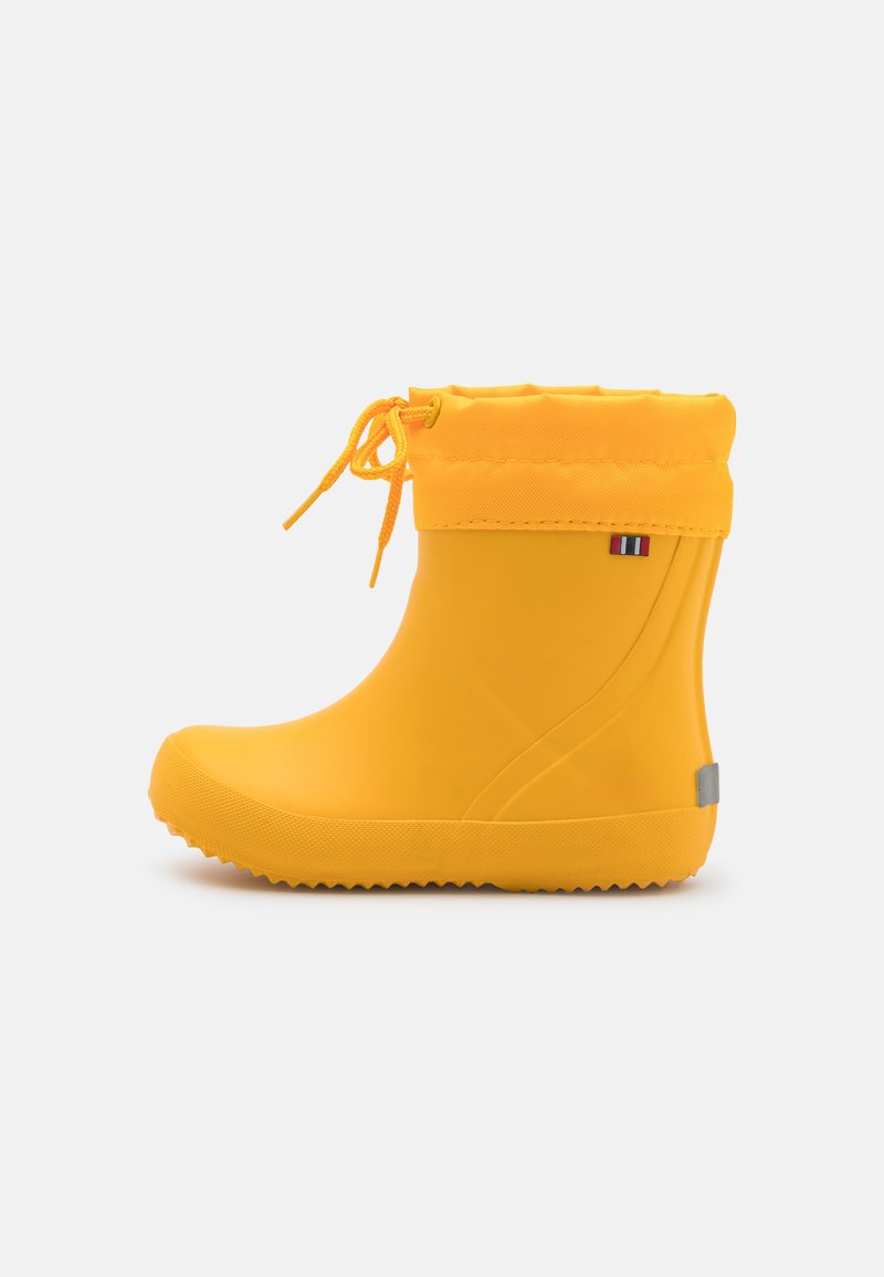 Botte de cheville imperméable jaune avec un bout arrondi, un haut cintré et une semelle en caoutchouc texturée. Comprend un cordon de serrage décoratif et un accent logo.