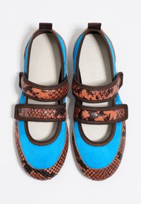 Zapatos planos de ante azul con acentos de estampado de serpiente, doble tiras de Velcro y bordes en marrón chocolate, con un diseño de punta redondeada.