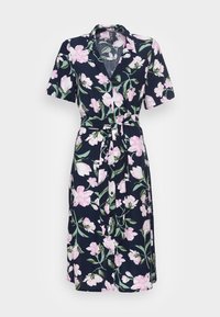 Abito floreale con maniche corte, sfondo navy, motivi floreali rosa e verdi, design con colletto, cintura in vita e taglio fino al ginocchio.