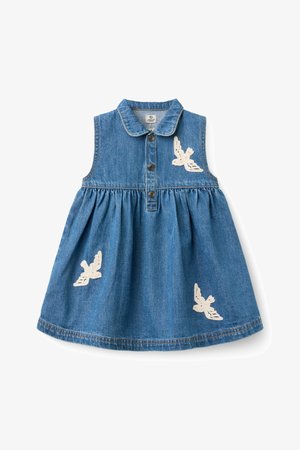 Mouwloze blauwe spijkerjurk met kraag, drie knopen aan de voorkant en witte geborduurde vogelmotieven op het lijfje en de rok.