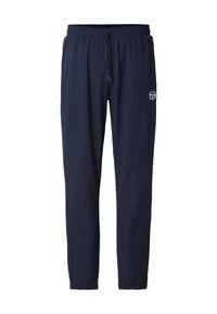 Marineblauwe nylon trainingsbroek met een elastische tailleband, trekkoord, taps toelopende pijpen en een klein logo op de linker dij. Gladde textuur.