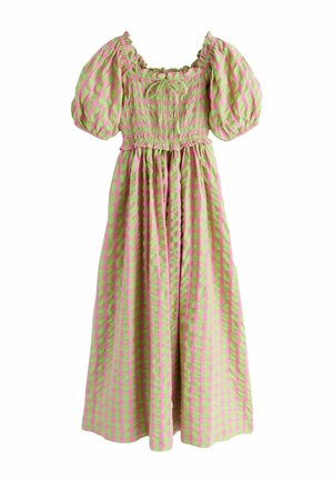 Robe mi-longue à carreaux verts et roses avec des manches courtes bouffantes, un corsage smocké, un col carré et un nœud noué au centre devant.