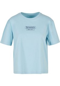 Ljusblå bomulls-t-shirt med korta ärmar, rund hals och en tryckt grafik med texten "Dreamers Open 24/7" i marinblått.