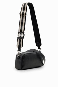 Schwarze Leder-Umhängetasche mit strukturiertem Finish, ausgestattet mit einem gestreiften, verstellbaren Gurt und einem Reißverschluss oben. Kompakte rechteckige Form.