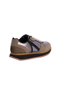 Zapatillas marrones y metálicas con una parte superior de ante texturizado, acentos negros y una suela de goma gruesa con un patrón de tracción de goma.