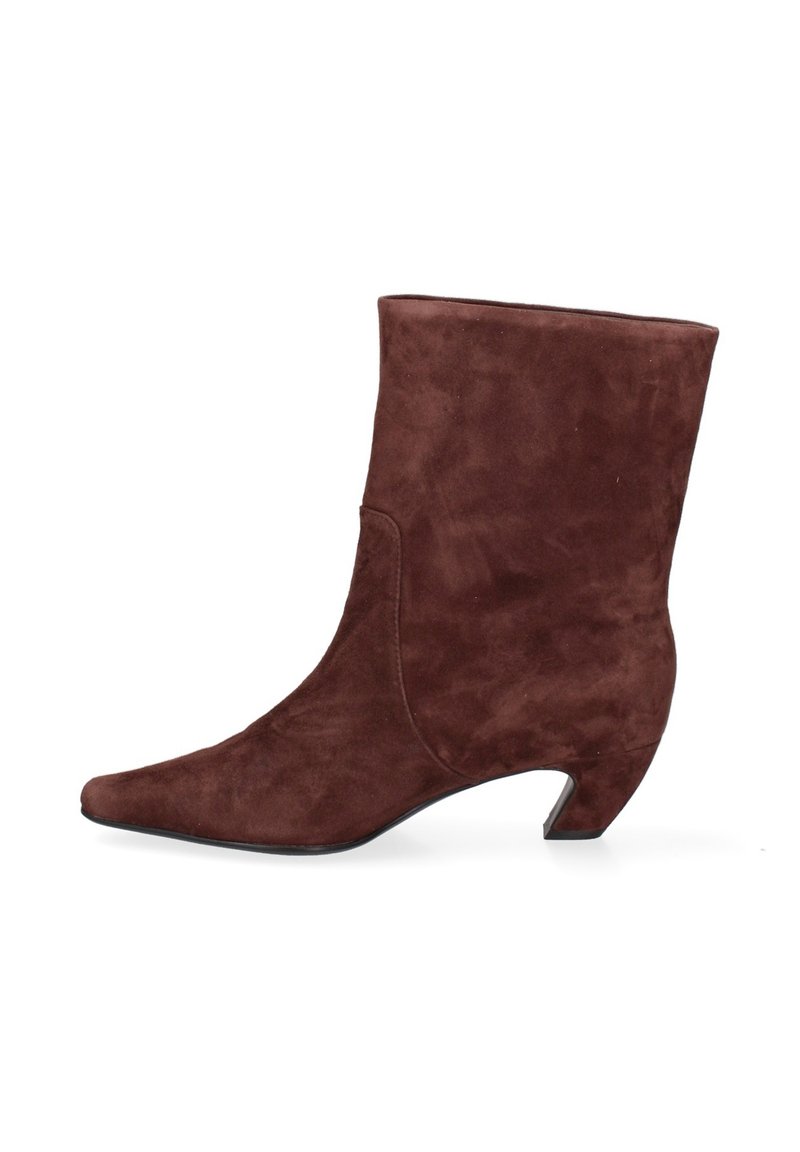 Stivale ankle in suede marrone con punta appuntita e tacco a blocco curvo. Finitura liscia con un design minimalista e senza hardware visibile.