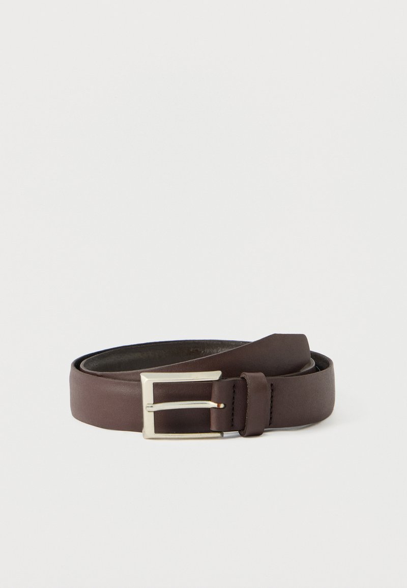 Ceinture en cuir marron avec une boucle métallique argentée, une texture lisse et un design simple sans motifs ni ornements visibles.