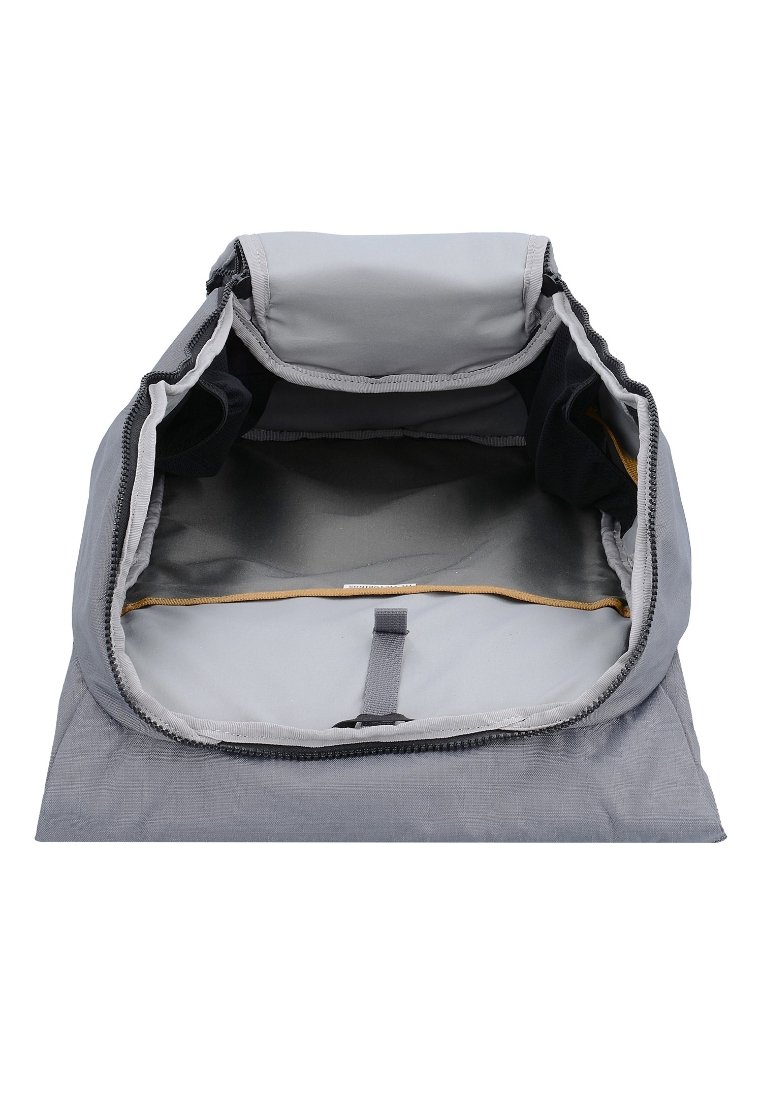 Mochila gris con una gran apertura, bolsillos interiores y una correa segura; cuenta con una textura suave y un diseño minimalista.