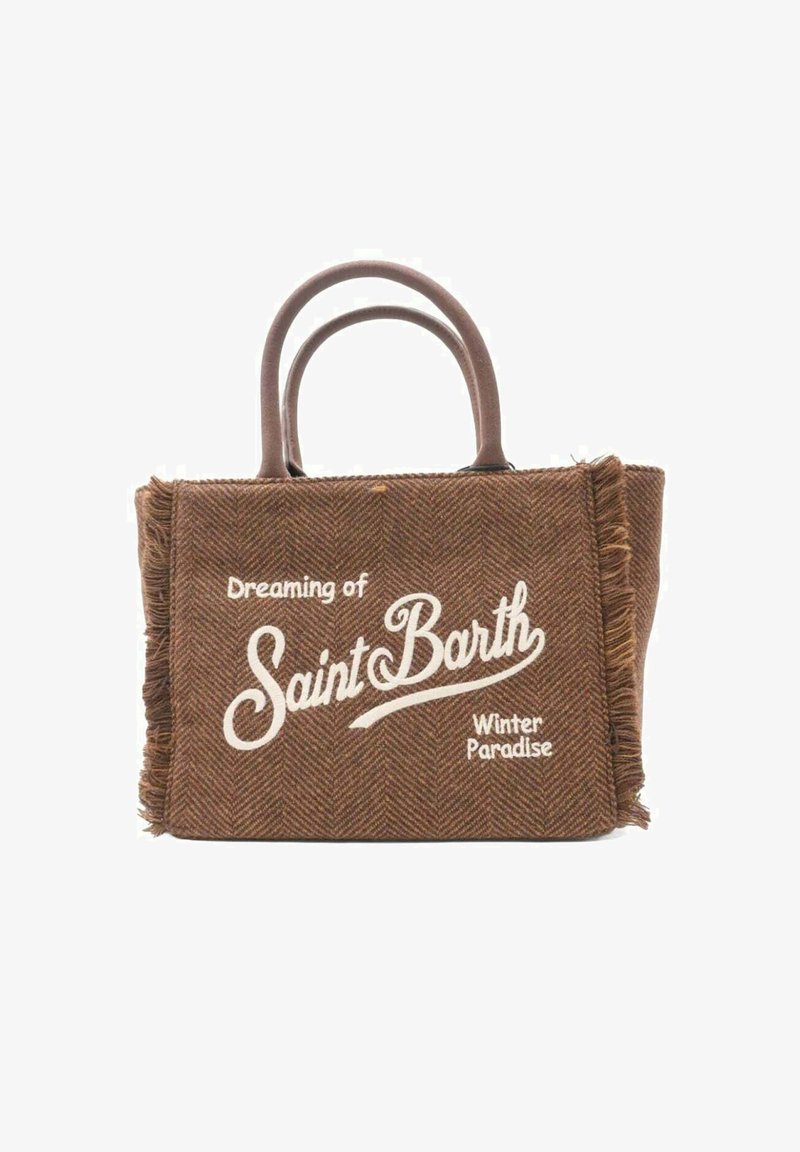 Brun herringbone taske med frynset kant, med broderierne "Dreaming of Saint Barth" og "Winter Paradise" i hvid. Dobbelt håndtag.