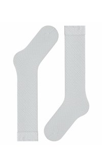 Weiße Baumwollsocken mit einem strukturierten Rautenmuster, verstärktem Absatz und Zehenbereich sowie gerippten Bündchen für einen sicheren Sitz.