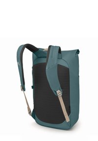 Mochila verde azulado con un panel trasero negro texturizado. Presenta correas de hombro acolchadas y cintas ajustables, fabricada con materiales duraderos.