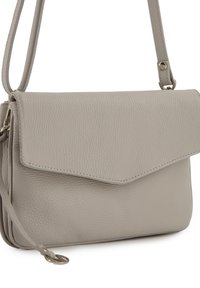 Szara skórzana torebka crossbody o teksturowanym wykończeniu, w stylu kopertówki z regulowanym paskiem. Posiada srebrne akcesoria i nici.