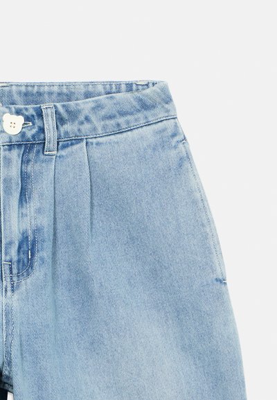 Ανοιχτό μπλε τζιν παντελόνι με ψηλή μέση, που διαθέτει πιέτες μπροστά, φερμουάρ και κλείσιμο με κουμπί. Φθαρμένες λεπτομέρειες κοντά στην τσέπη.