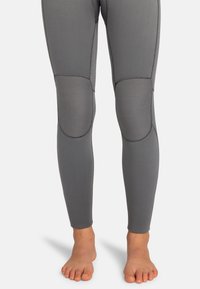 Graue Neoprenhose mit verstärkten Kniebereichen, nahtlosem Design und taillierter Form. Das Material ist dehnbar und glatt, mit matter Oberfläche.