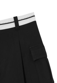 Shorts cargo noirs avec une ceinture contrastante blanche, présentant un détail plissé et une poche latérale. Texture de tissu lisse et design moderne.