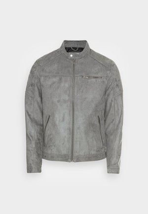Giacca in suede grigia con chiusura lampo frontale, colletto rialzato e due tasche laterali. Presenta una tasca sul petto con zip e una texture liscia.