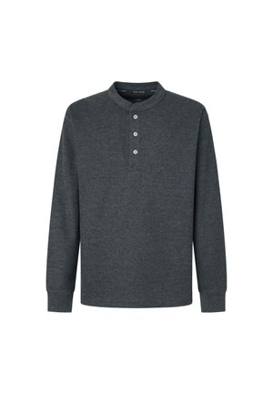 Camisa henley de manga larga color gris oscuro con cuello redondeado, tapeta de tres botones y textura acanalada.