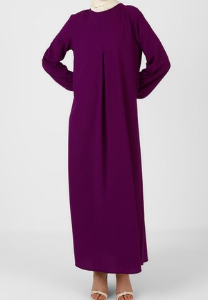 Robe longue violette en tissu lisse, avec manches longues, encolure ronde et un pli central pour plus de détails.