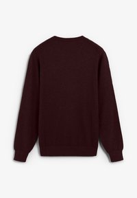 Burgundowa sweter dziany z okrągłym dekoltem, długimi rękawami, ściągaczami i gładką fakturą. Brak widocznych wzorów lub elementów metalowych.
