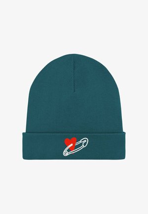 Bonnet tricoté bleu sarcelle avec un revers retourné, orné d'un graphique d’un cœur rouge et d’une épingle de sûreté blanche. Texture douce, design à sommet arrondi.