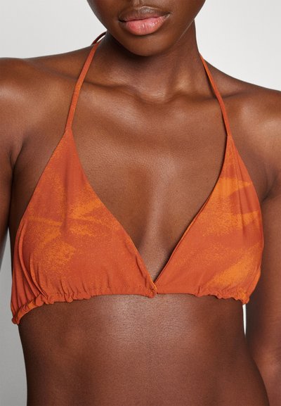 Oranžový bikiny top s textúrovaným povrchom, ktorý má trojuholníkový dizajn, zberaný lem a tenké šnúrky na krk.