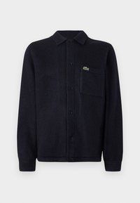 Námořnická texturovaná košile-jacket vyrobená z měkké tkaniny, s límečkem, knoflíkovým zapínáním, dlouhými rukávy a prošitými kapsami s logem.