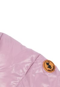 Giacca puff in tessuto lucido rosa chiaro con un'etichetta in gomma arancione tondeggiante che dettaglia un design nero, cuciture a punto sullo spalle.