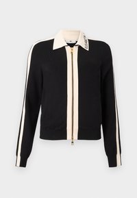 Μαύρο πουλόβερ με φερμουάρ, ριγέ εκρού και γιακά. Διαθέτει ριμπ μανσέτες, χρυσό φερμουάρ και λογότυπο στον γιακά. Λείο ύφασμα.