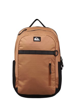 Brązowo-czarny plecak Quiksilver z przednią kieszenią na zamek, czarnym poziomym paskiem, górnym uchwytem i bocznymi kieszeniami.