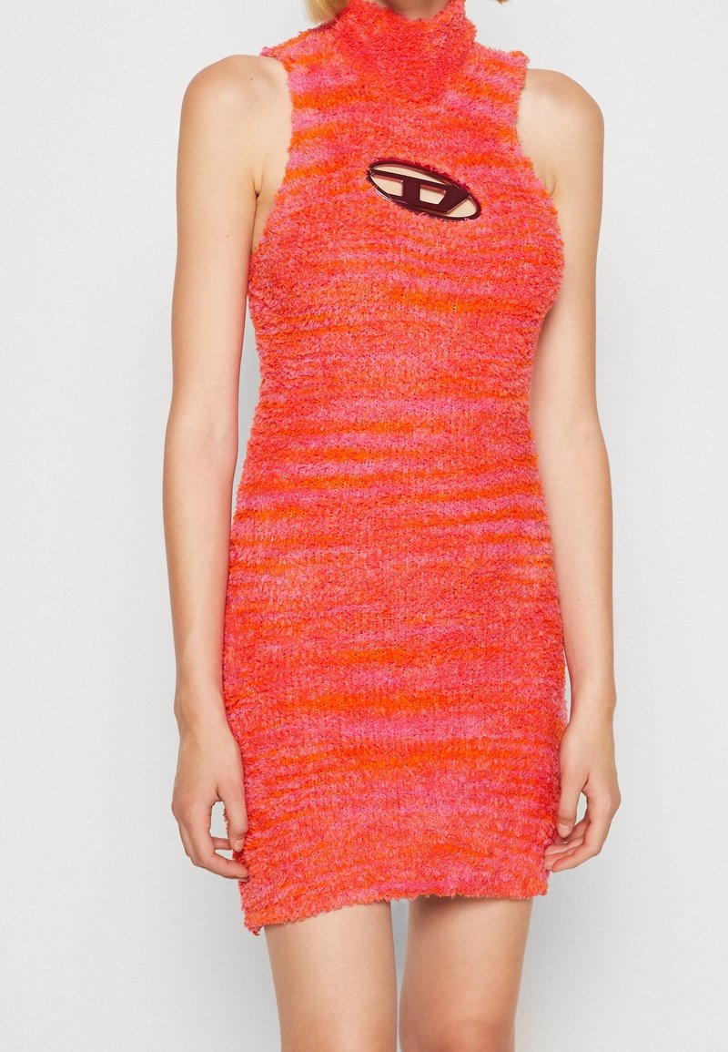 Robe mini en maille duveteuse dégradée orange et rose, avec un col montant et une découpe ovale au niveau de la poitrine. Design texturé et près du corps.